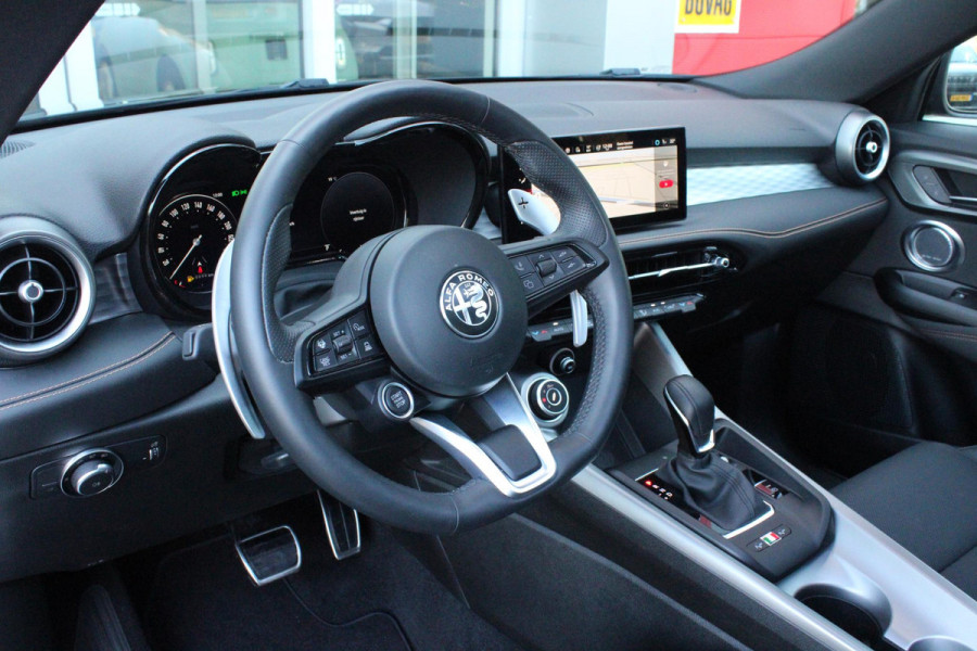 Alfa Romeo Tonale 1.5T 160PK HYbrid VELOCE | PANORAMISCH SCHUIF / KANTELDAK | LEDEREN BEKLEDING | VOORSTOELEN / STUUR VERWARMD | VOORSTOELEN GEVENTILEERD | VOORSTOELEN ELEKTRISCH VERSTELBAAR | DRAADLOOS APPLE CARPLAY / ANDROID AUTO | 360° CAMERA | AUTOMATISCH DIMMENDE BUITENSPIEGELS | 20"INCH LICHTMETALEN VELGEN | ADAPTIVE CRUISE CONTROL | KEYLESS ENTRY / START | ELEKTRISCH BEDIENBARE ACHTERKLEP | DRAADLOZE TELEFOONLADER | AMBIENT LIGHTING | DONKERE HEMELBEKLEDING | SCHAKELFLIPPERS AAN HET STUUR | VERWARMDE RUITENSPROEIERS |