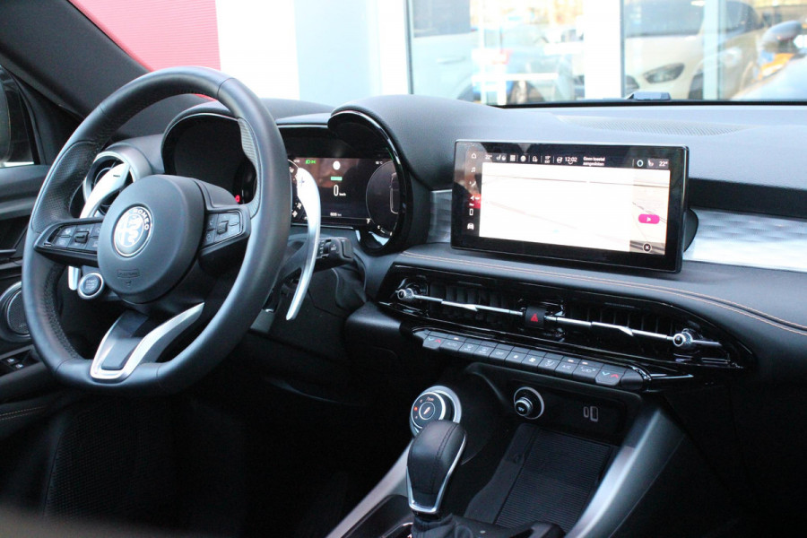 Alfa Romeo Tonale 1.5T 160PK HYbrid VELOCE | PANORAMISCH SCHUIF / KANTELDAK | LEDEREN BEKLEDING | VOORSTOELEN / STUUR VERWARMD | VOORSTOELEN GEVENTILEERD | VOORSTOELEN ELEKTRISCH VERSTELBAAR | DRAADLOOS APPLE CARPLAY / ANDROID AUTO | 360° CAMERA | AUTOMATISCH DIMMENDE BUITENSPIEGELS | 20"INCH LICHTMETALEN VELGEN | ADAPTIVE CRUISE CONTROL | KEYLESS ENTRY / START | ELEKTRISCH BEDIENBARE ACHTERKLEP | DRAADLOZE TELEFOONLADER | AMBIENT LIGHTING | DONKERE HEMELBEKLEDING | SCHAKELFLIPPERS AAN HET STUUR | VERWARMDE RUITENSPROEIERS |