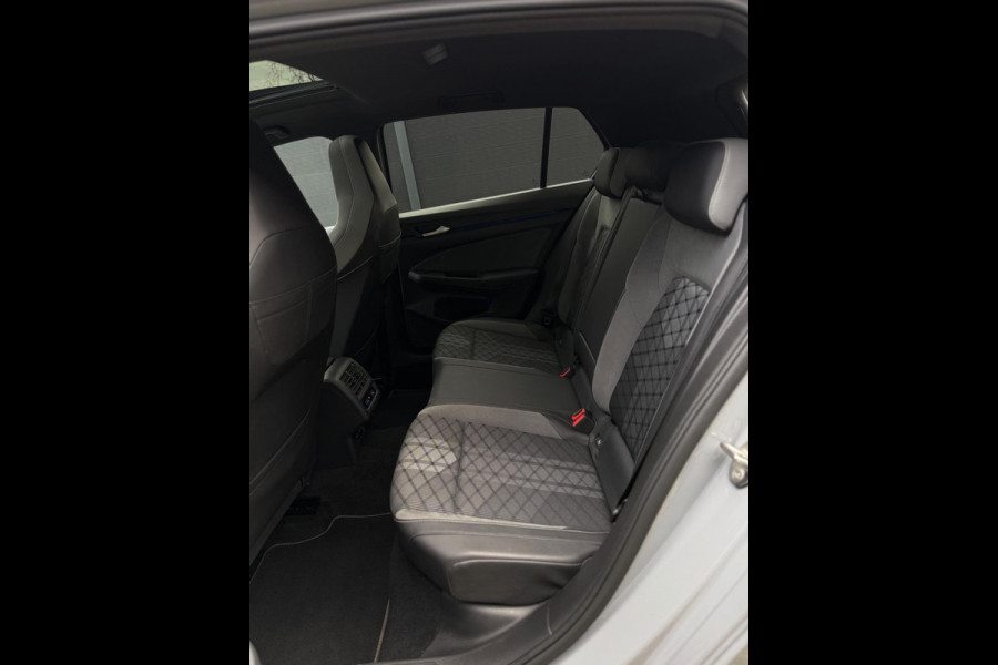 Volkswagen Golf 1.5 eTSI 3x R-Line Panorama Camera