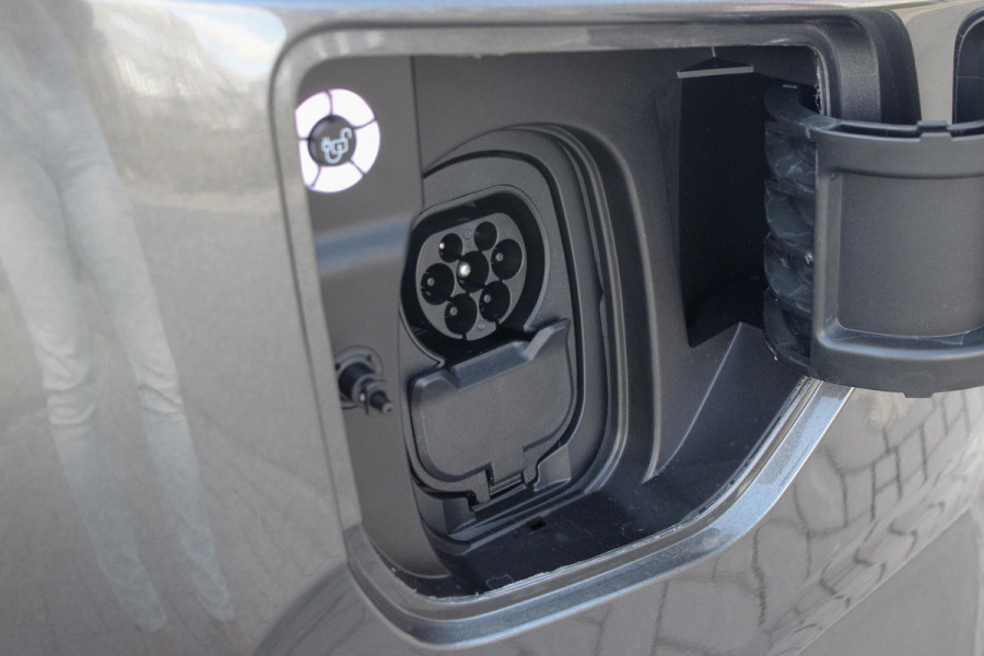 Ford E-Transit Cust. 320 L2H1 Limited 65 kWh 218pk | VOORRAAD | Inklapbare trekhaak | 17 inch lichtmetalen velgen (Carbonised Grey) | Driver Assistent Pack Premium | AGM accu | 3-fase laadkabel mode 3 32A, 10 meter | Centrale dubbele vergrendeling | Vehicle Integration System