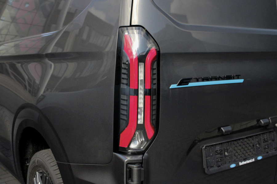 Ford E-Transit Cust. 320 L2H1 Limited 65 kWh 218pk | VOORRAAD | Inklapbare trekhaak | 17 inch lichtmetalen velgen (Carbonised Grey) | Driver Assistent Pack Premium | AGM accu | 3-fase laadkabel mode 3 32A, 10 meter | Centrale dubbele vergrendeling | Vehicle Integration System