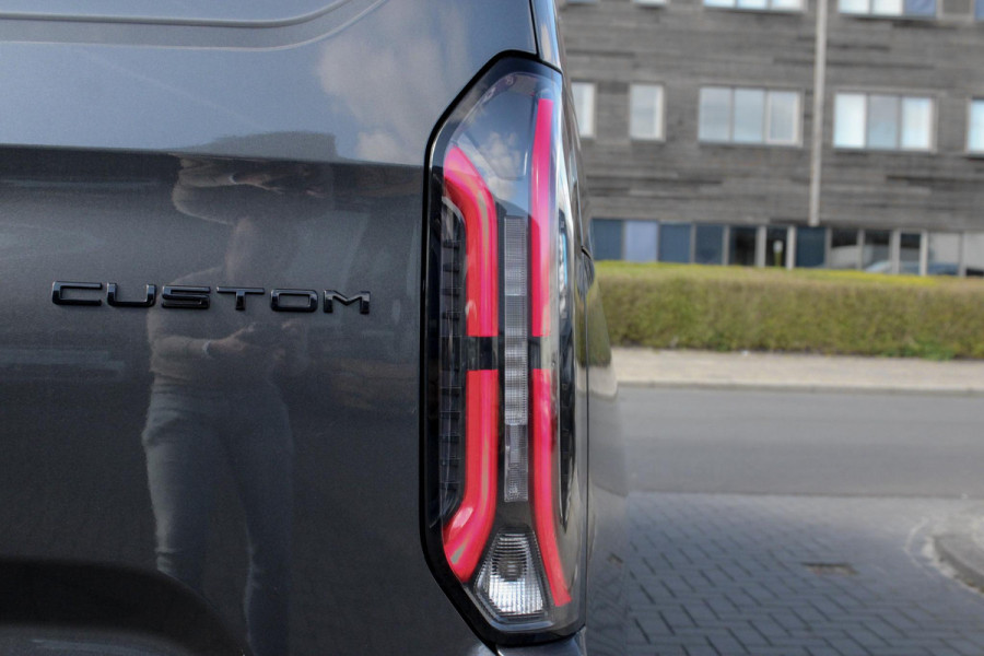 Ford E-Transit Cust. 320 L2H1 Limited 65 kWh 218pk | VOORRAAD | Inklapbare trekhaak | 17 inch lichtmetalen velgen (Carbonised Grey) | Driver Assistent Pack Premium | AGM accu | 3-fase laadkabel mode 3 32A, 10 meter | Centrale dubbele vergrendeling | Vehicle Integration System