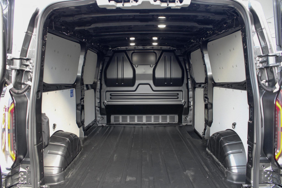 Ford E-Transit Cust. 320 L2H1 Limited 65 kWh 218pk | VOORRAAD | Inklapbare trekhaak | 17 inch lichtmetalen velgen (Carbonised Grey) | Driver Assistent Pack Premium | AGM accu | 3-fase laadkabel mode 3 32A, 10 meter | Centrale dubbele vergrendeling | Vehicle Integration System