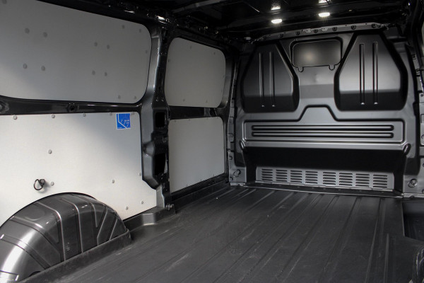 Ford E-Transit Cust. 320 L2H1 Limited 65 kWh 218pk | VOORRAAD | Inklapbare trekhaak | 17 inch lichtmetalen velgen (Carbonised Grey) | Driver Assistent Pack Premium | AGM accu | 3-fase laadkabel mode 3 32A, 10 meter | Centrale dubbele vergrendeling | Vehicle Integration System