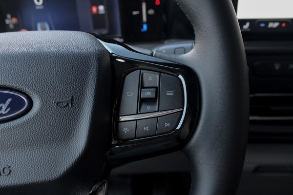 Ford E-Transit Cust. 320 L2H1 Limited 65 kWh 218pk | VOORRAAD | Inklapbare trekhaak | 17 inch lichtmetalen velgen (Carbonised Grey) | Driver Assistent Pack Premium | AGM accu | 3-fase laadkabel mode 3 32A, 10 meter | Centrale dubbele vergrendeling | Vehicle Integration System