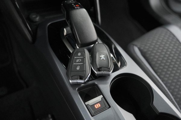Peugeot e-2008 EV Allure 50 kWh | Camera | Adaptieve Cruise Control | Stoelverwarming | Navigatie