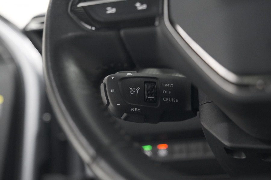 Peugeot e-2008 EV Allure 50 kWh | Camera | Adaptieve Cruise Control | Stoelverwarming | Navigatie