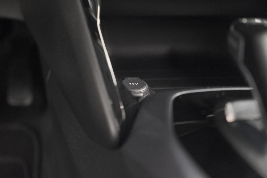 Peugeot e-2008 EV Allure 50 kWh | Camera | Adaptieve Cruise Control | Stoelverwarming | Navigatie