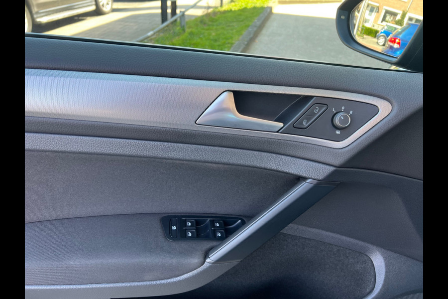 Volkswagen Golf 1.0 TSI Trendline ACTERUITCAMERA,APPEL CARPLAY,NIEUW KETTING