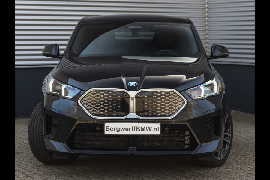 BMW iX2 xDrive30 M-Sport - Pano - Driving Ass - Harman Kardon - Memoryzetels