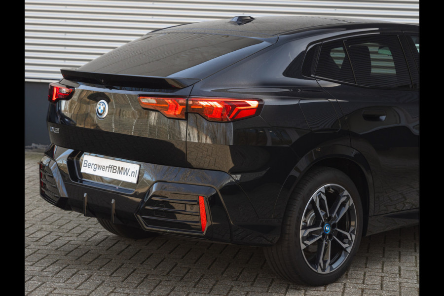 BMW iX2 xDrive30 M-Sport - Pano - Driving Ass - Harman Kardon - Memoryzetels