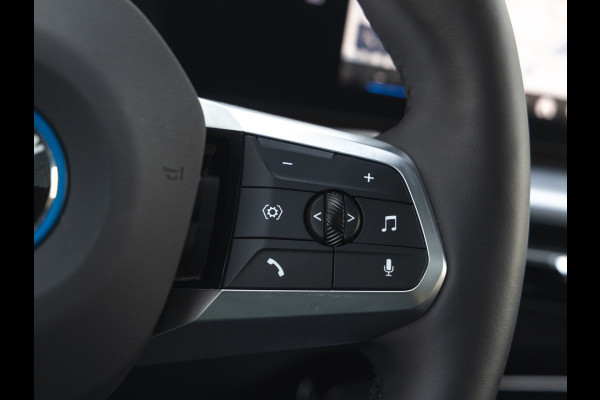 BMW iX2 xDrive30 M-Sport - Pano - Driving Ass - Harman Kardon - Memoryzetels