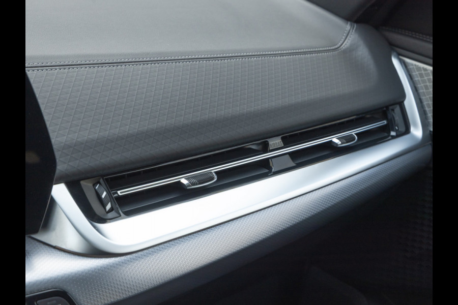 BMW iX2 xDrive30 M-Sport - Pano - Driving Ass - Harman Kardon - Memoryzetels