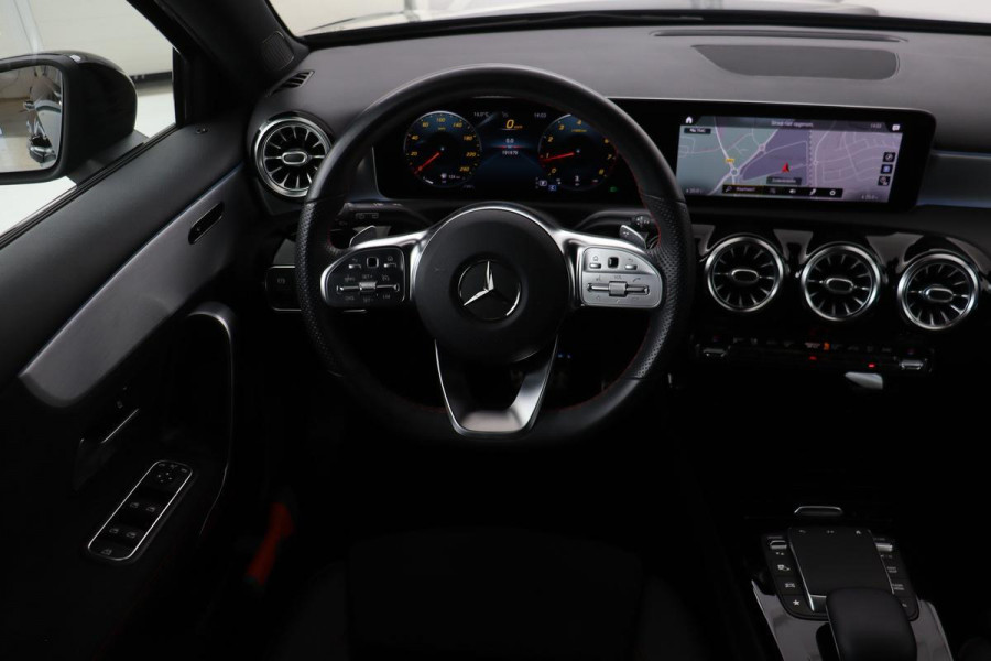 Mercedes-Benz A-Klasse 180 Business Solution AMG | Stoelverwarming | Carplay | Camera | Sfeerverlichting | Navigatie | Full LED | Leder/Alcantara | Widescreen