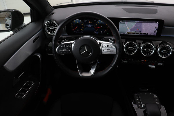 Mercedes-Benz A-Klasse 180 Business Solution AMG | Stoelverwarming | Carplay | Camera | Sfeerverlichting | Navigatie | Full LED | Leder/Alcantara | Widescreen
