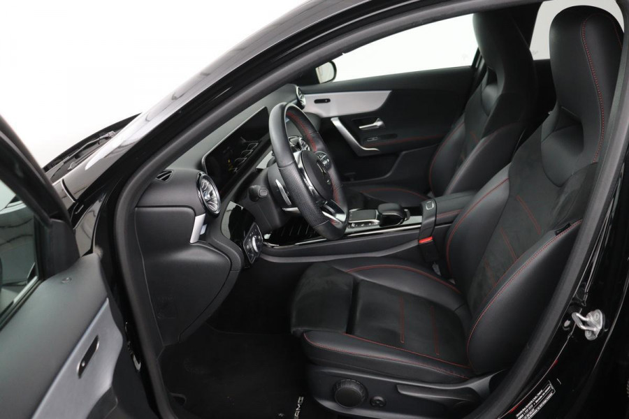 Mercedes-Benz A-Klasse 180 Business Solution AMG | Stoelverwarming | Carplay | Camera | Sfeerverlichting | Navigatie | Full LED | Leder/Alcantara | Widescreen
