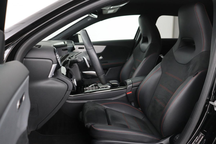 Mercedes-Benz A-Klasse 180 Business Solution AMG | Stoelverwarming | Carplay | Camera | Sfeerverlichting | Navigatie | Full LED | Leder/Alcantara | Widescreen