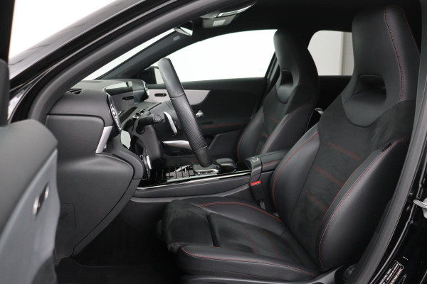 Mercedes-Benz A-Klasse 180 Business Solution AMG | Stoelverwarming | Carplay | Camera | Sfeerverlichting | Navigatie | Full LED | Leder/Alcantara | Widescreen