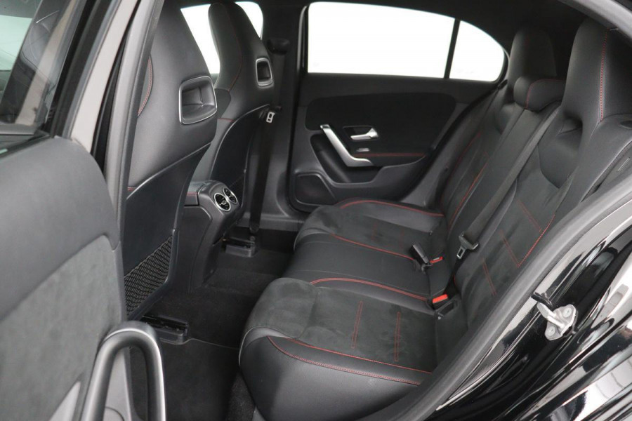 Mercedes-Benz A-Klasse 180 Business Solution AMG | Stoelverwarming | Carplay | Camera | Sfeerverlichting | Navigatie | Full LED | Leder/Alcantara | Widescreen