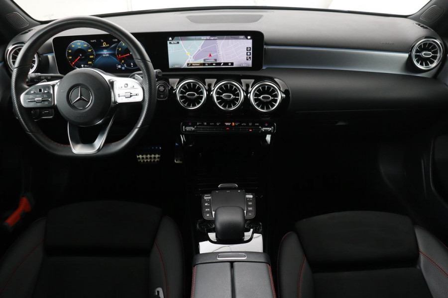 Mercedes-Benz A-Klasse 180 Business Solution AMG | Stoelverwarming | Carplay | Camera | Sfeerverlichting | Navigatie | Full LED | Leder/Alcantara | Widescreen