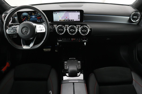 Mercedes-Benz A-Klasse 180 Business Solution AMG | Stoelverwarming | Carplay | Camera | Sfeerverlichting | Navigatie | Full LED | Leder/Alcantara | Widescreen