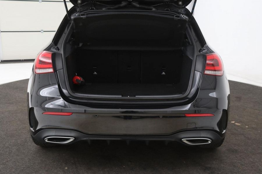 Mercedes-Benz A-Klasse 180 Business Solution AMG | Stoelverwarming | Carplay | Camera | Sfeerverlichting | Navigatie | Full LED | Leder/Alcantara | Widescreen