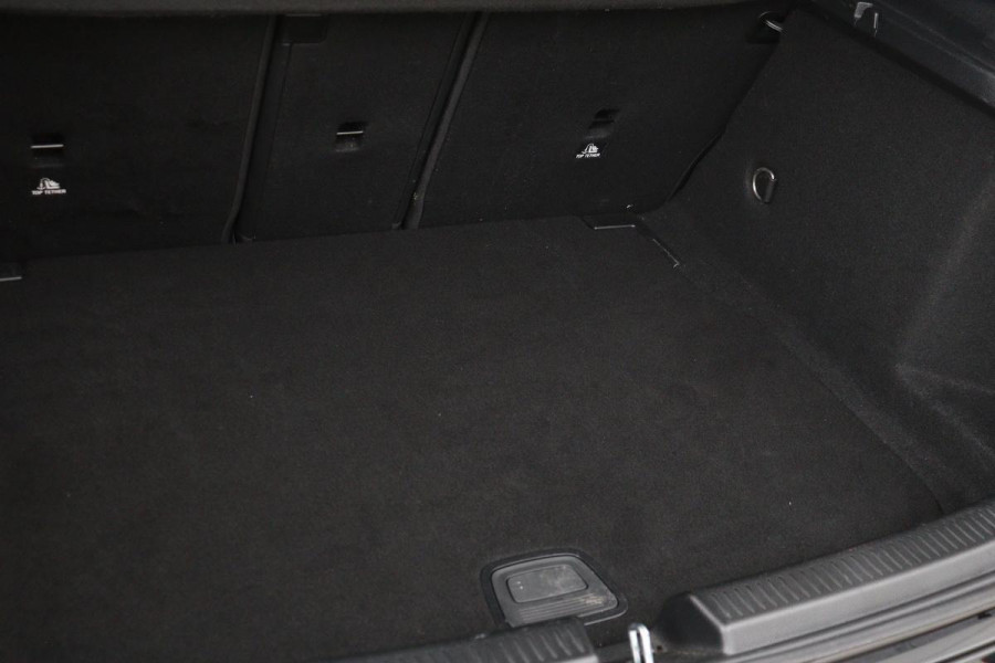 Mercedes-Benz A-Klasse 180 Business Solution AMG | Stoelverwarming | Carplay | Camera | Sfeerverlichting | Navigatie | Full LED | Leder/Alcantara | Widescreen