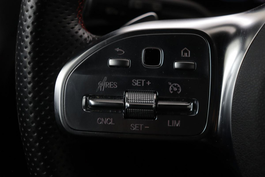 Mercedes-Benz A-Klasse 180 Business Solution AMG | Stoelverwarming | Carplay | Camera | Sfeerverlichting | Navigatie | Full LED | Leder/Alcantara | Widescreen