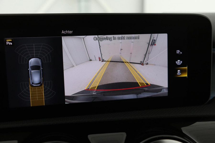 Mercedes-Benz A-Klasse 180 Business Solution AMG | Stoelverwarming | Carplay | Camera | Sfeerverlichting | Navigatie | Full LED | Leder/Alcantara | Widescreen
