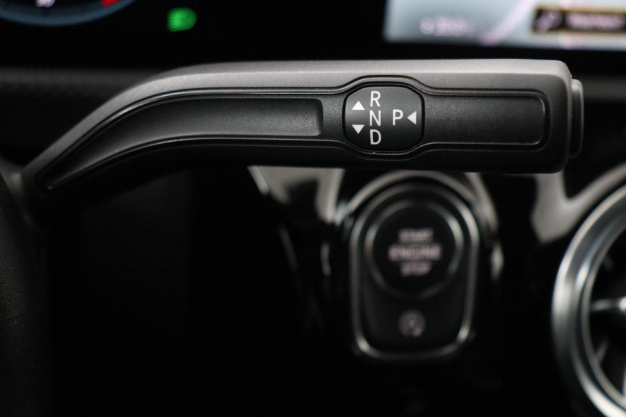 Mercedes-Benz A-Klasse 180 Business Solution AMG | Stoelverwarming | Carplay | Camera | Sfeerverlichting | Navigatie | Full LED | Leder/Alcantara | Widescreen