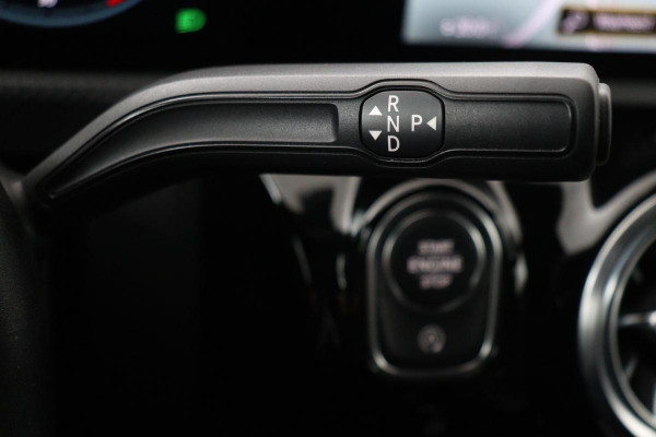 Mercedes-Benz A-Klasse 180 Business Solution AMG | Stoelverwarming | Carplay | Camera | Sfeerverlichting | Navigatie | Full LED | Leder/Alcantara | Widescreen