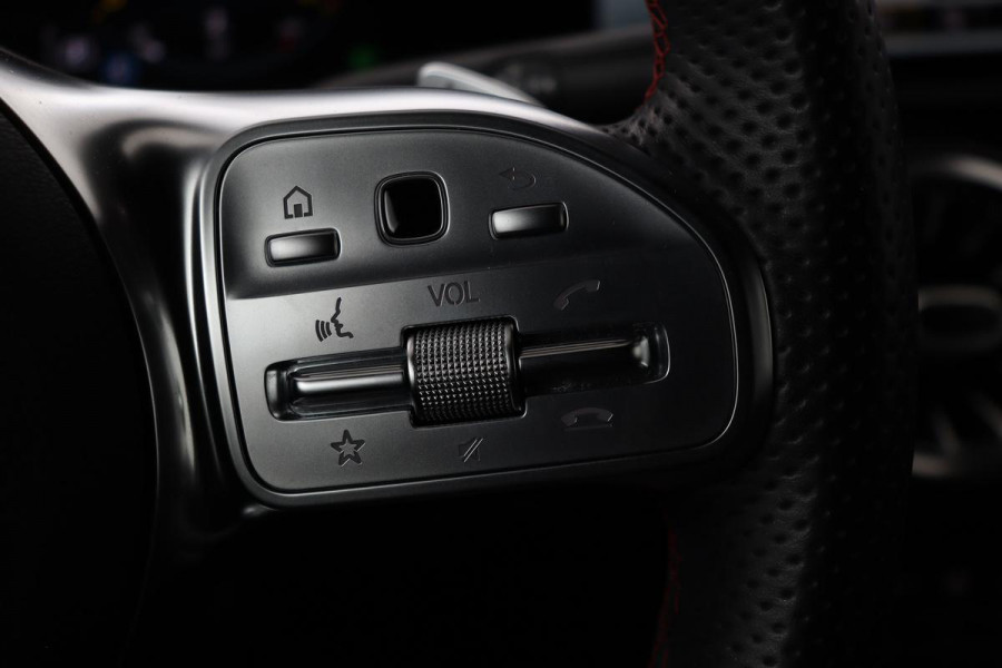 Mercedes-Benz A-Klasse 180 Business Solution AMG | Stoelverwarming | Carplay | Camera | Sfeerverlichting | Navigatie | Full LED | Leder/Alcantara | Widescreen