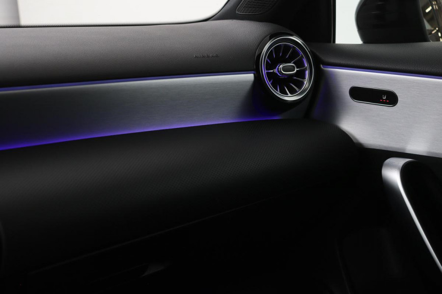 Mercedes-Benz A-Klasse 180 Business Solution AMG | Stoelverwarming | Carplay | Camera | Sfeerverlichting | Navigatie | Full LED | Leder/Alcantara | Widescreen