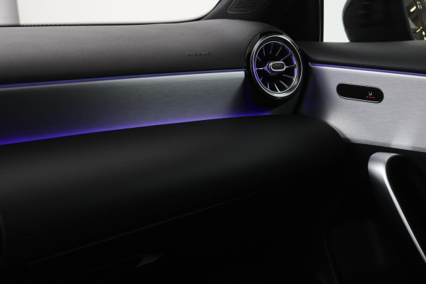 Mercedes-Benz A-Klasse 180 Business Solution AMG | Stoelverwarming | Carplay | Camera | Sfeerverlichting | Navigatie | Full LED | Leder/Alcantara | Widescreen