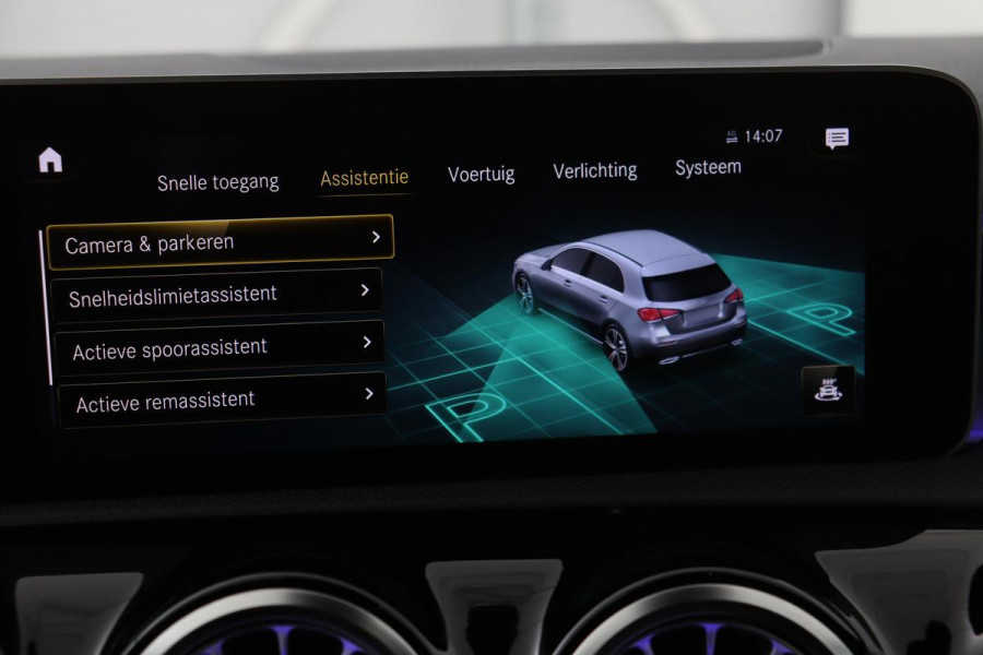 Mercedes-Benz A-Klasse 180 Business Solution AMG | Stoelverwarming | Carplay | Camera | Sfeerverlichting | Navigatie | Full LED | Leder/Alcantara | Widescreen