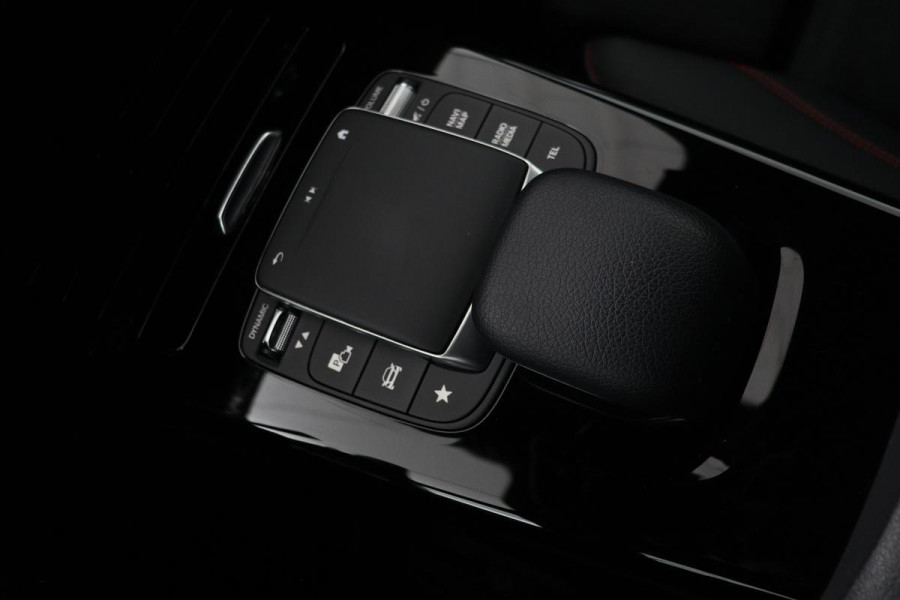 Mercedes-Benz A-Klasse 180 Business Solution AMG | Stoelverwarming | Carplay | Camera | Sfeerverlichting | Navigatie | Full LED | Leder/Alcantara | Widescreen