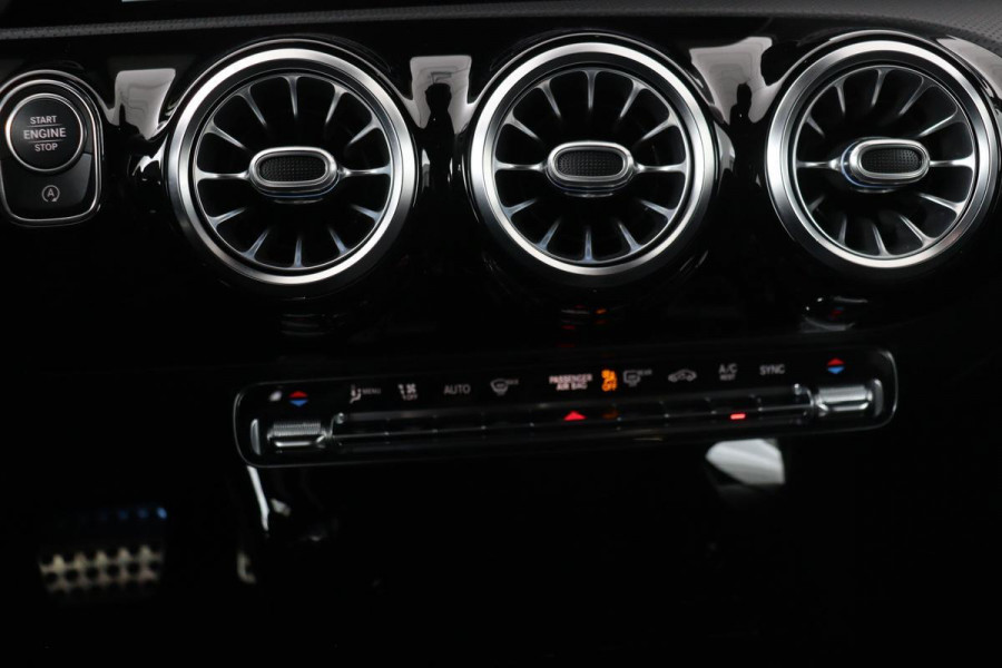 Mercedes-Benz A-Klasse 180 Business Solution AMG | Stoelverwarming | Carplay | Camera | Sfeerverlichting | Navigatie | Full LED | Leder/Alcantara | Widescreen