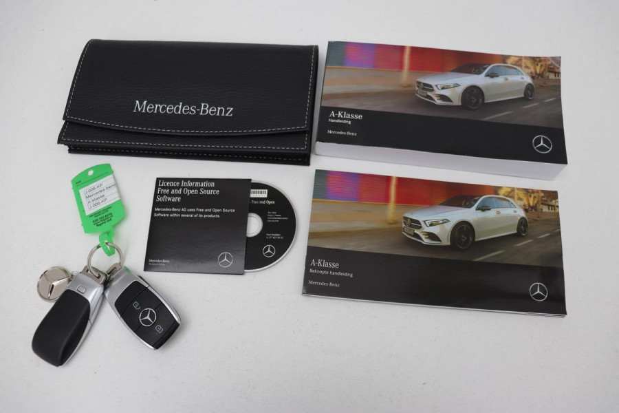 Mercedes-Benz A-Klasse 180 Business Solution AMG | Stoelverwarming | Carplay | Camera | Sfeerverlichting | Navigatie | Full LED | Leder/Alcantara | Widescreen