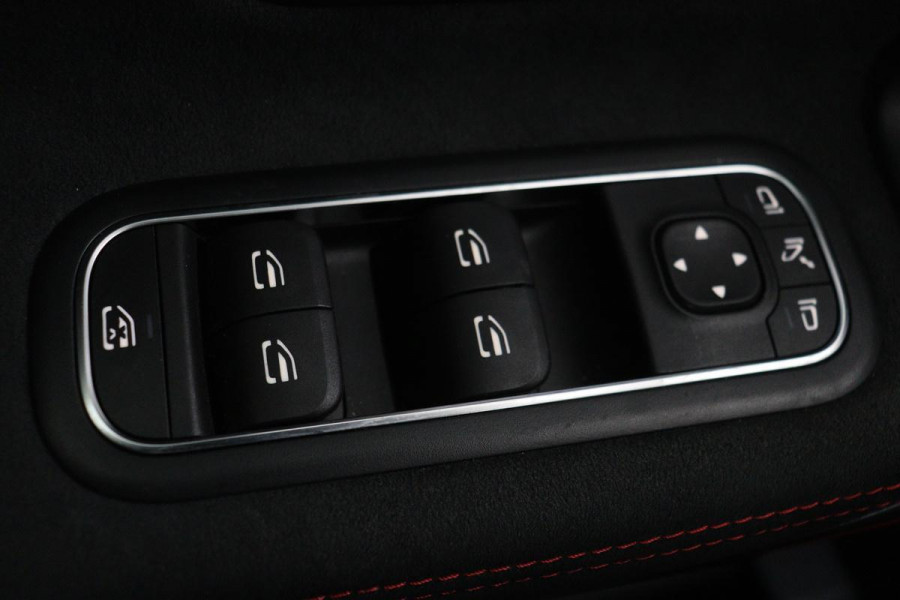 Mercedes-Benz A-Klasse 180 Business Solution AMG | Stoelverwarming | Carplay | Camera | Sfeerverlichting | Navigatie | Full LED | Leder/Alcantara | Widescreen