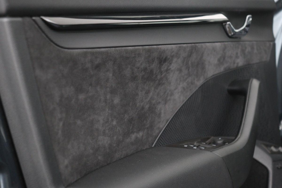 Škoda Octavia 1.4 TSI RS PHEV | Head-Up | Leder/Alcantara | Stoel & stuurverwarming | Carplay | Sfeerverlichting | Massage | Memory | Adaptive cruise