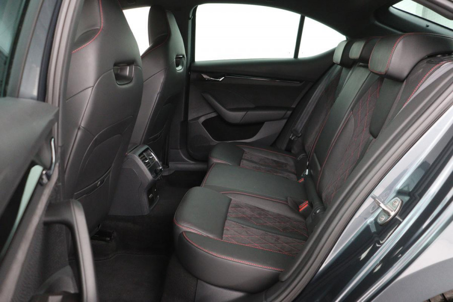 Škoda Octavia 1.4 TSI RS PHEV | Head-Up | Leder/Alcantara | Stoel & stuurverwarming | Carplay | Sfeerverlichting | Massage | Memory | Adaptive cruise