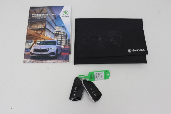 Škoda Octavia 1.4 TSI RS PHEV | Head-Up | Leder/Alcantara | Stoel & stuurverwarming | Carplay | Sfeerverlichting | Massage | Memory | Adaptive cruise
