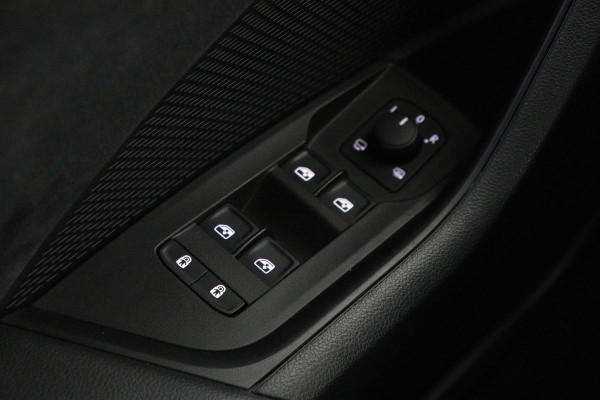 Škoda Octavia 1.4 TSI RS PHEV | Head-Up | Leder/Alcantara | Stoel & stuurverwarming | Carplay | Sfeerverlichting | Massage | Memory | Adaptive cruise