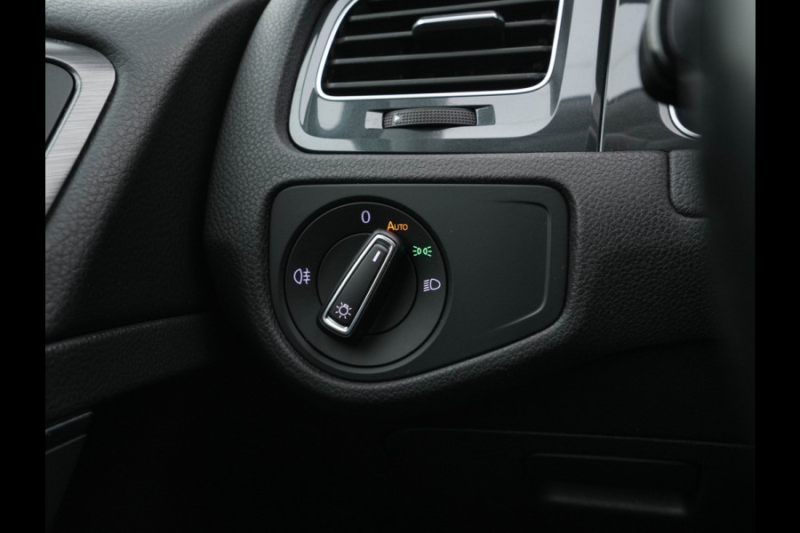 Volkswagen e-Golf E-DITION (INCL-BTW) *VIENNA-FULL-LEATHER | DIGI-COCKPIT | FULL-LED | ADAPTIVE-CRUISE | DYNAUDIO | NAVI-FULLMAP | CAMERA | DAB+ | SPORT-SEATS | HEATED-SEATS | CCS-FASTLOADER | ECC | PDC | 18''ALU*