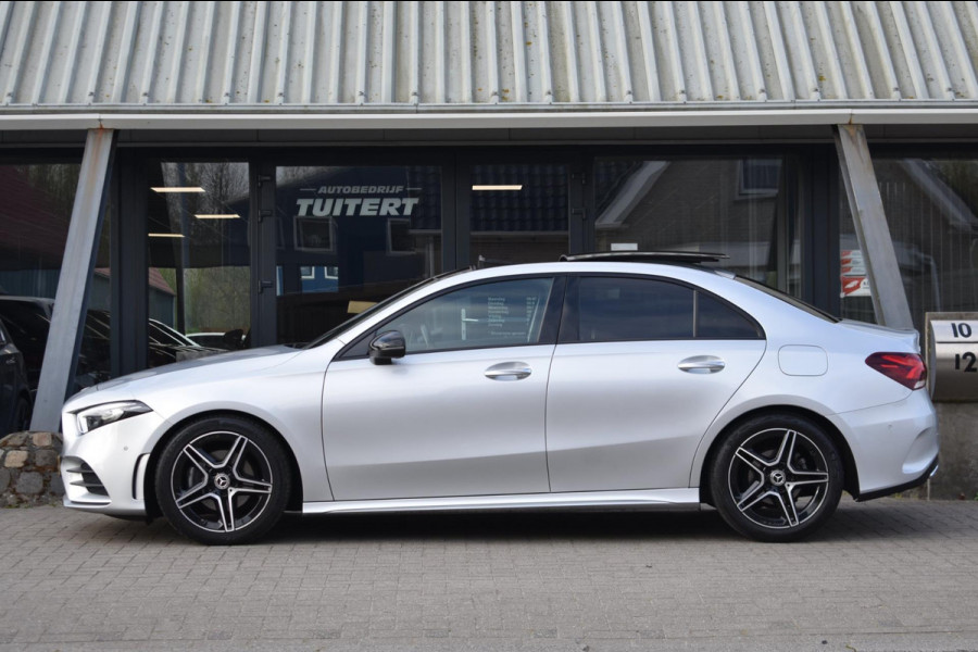 Mercedes-Benz A-Klasse 180 AMG NIGHT | SFEERVERLICHTING | PANORAMADAK | APPLE CARPLAY | ANDROID AUTO | CAMERA | STOELVERWARMING