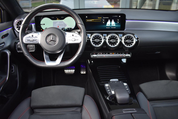 Mercedes-Benz A-Klasse 180 AMG NIGHT | SFEERVERLICHTING | PANORAMADAK | APPLE CARPLAY | ANDROID AUTO | CAMERA | STOELVERWARMING