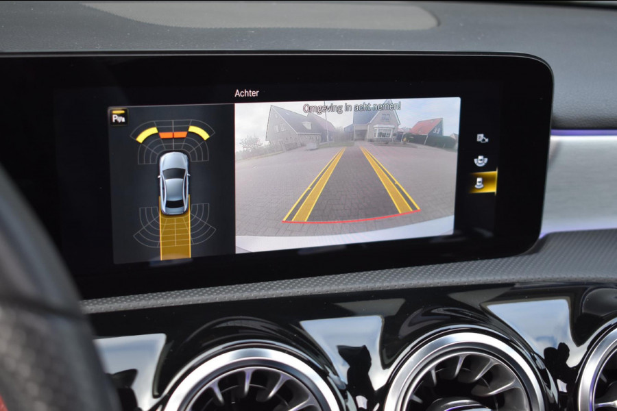 Mercedes-Benz A-Klasse 180 AMG NIGHT | SFEERVERLICHTING | PANORAMADAK | APPLE CARPLAY | ANDROID AUTO | CAMERA | STOELVERWARMING