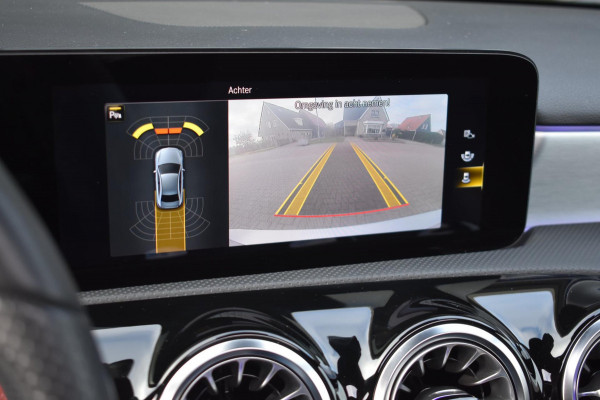 Mercedes-Benz A-Klasse 180 AMG NIGHT | SFEERVERLICHTING | PANORAMADAK | APPLE CARPLAY | ANDROID AUTO | CAMERA | STOELVERWARMING