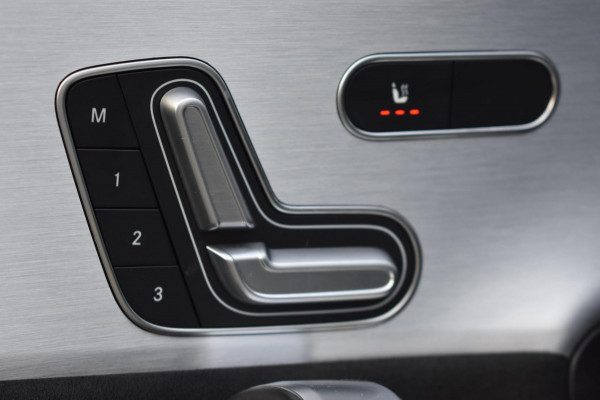 Mercedes-Benz A-Klasse 180 AMG NIGHT | SFEERVERLICHTING | PANORAMADAK | APPLE CARPLAY | ANDROID AUTO | CAMERA | STOELVERWARMING