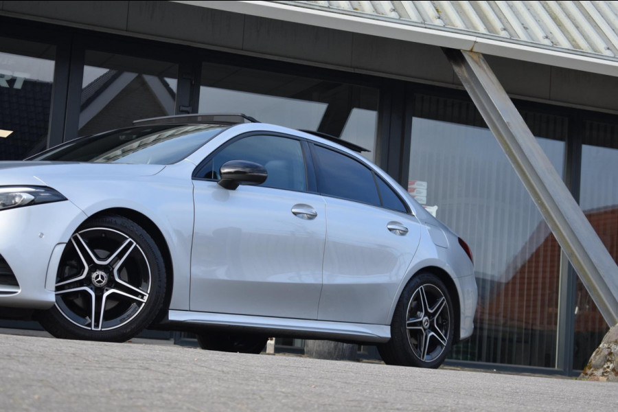 Mercedes-Benz A-Klasse 180 AMG NIGHT | SFEERVERLICHTING | PANORAMADAK | APPLE CARPLAY | ANDROID AUTO | CAMERA | STOELVERWARMING